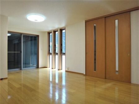 ストックヘーベルハウス 鶴巻温泉駅徒歩6分 ガレージハウス ３k S カースペース3台 事務所利用も可能です