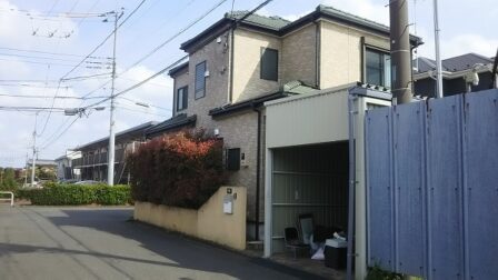 中古戸建 厚木市下依知 6ｍ道路の角地物件 シャッター付ガレージのある３ｌｄｋ