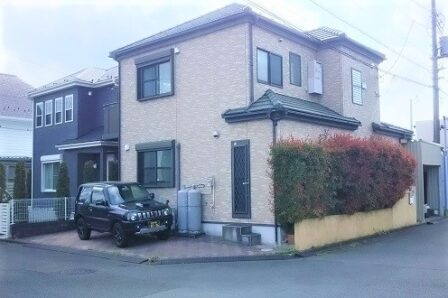 中古戸建 厚木市下依知 6ｍ道路の角地物件 シャッター付ガレージのある３ｌｄｋ