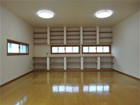 ストックヘーベルハウス 鶴巻温泉駅徒歩6分 ガレージハウス ３k S カースペース3台 事務所利用も可能です